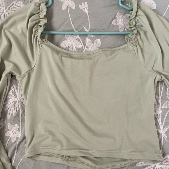 “Sweetheart Neck Frill Trim Ruched Top” - Picture 3 of 4